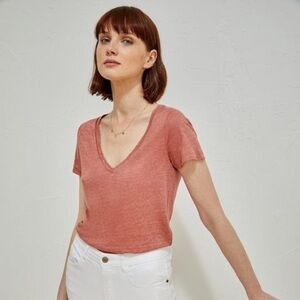 CLUB MONACO Coral V-Neck T-Shirt - Size M (?) (🦩2 for $25 )